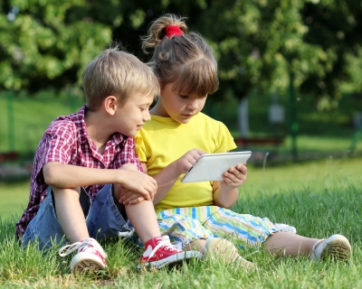 Kinder mit Tablet